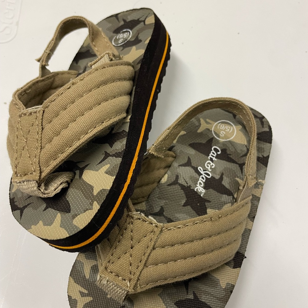 Cat and jack baby/toddler flip flops size small (5/6). Good condition.